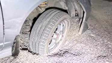 Aksaray'da Elektrik Çalışması Sonrası Araçlar Çukura Düştü