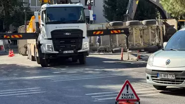 Beşiktaş'ta Kamyon Devrildi, Sürücü Yaralandı