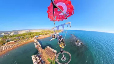 Havada Pedal Çeviren Genç Sporcu