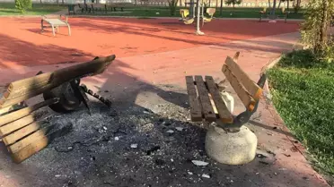 Diyarbakır'da Parklardaki Banklar Yakıldı