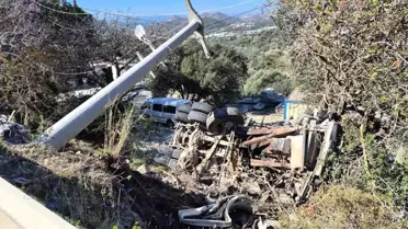 Bodrum'da Kamyon Devrildi, Sürücü Kurtarıldı