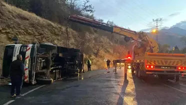 Kemaliye'de Hayvan Yüklü Çekici Devrildi