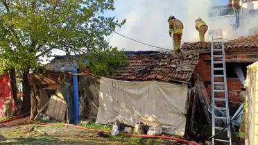 Manisa'da Metruk Binada Yangın Çıktı