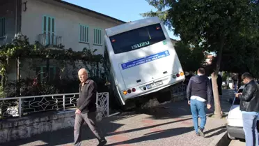 Minibüs evin bahçesine girdi