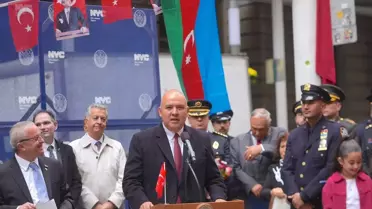 New York'un finans merkezi Wall Street'te, Cumhuriyet Bayramı nedeniyle göndere Türk bayrağı çekildi