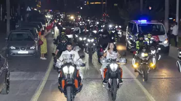 Yeni Evli Çift Korteje Katıldı