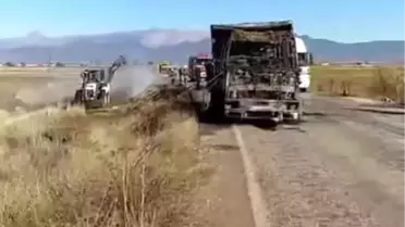 Denizli'de Saman Yüklü Kamyon Yandı