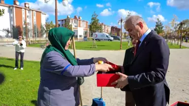 Düzce'de Temizlik Görevlisi Rukiye Tuna'nın Bayrak Sevgisi Milyonları Duygulandırdı