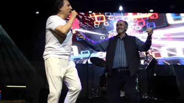 Çelik'ten Renkli Konser ve Jest