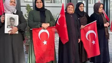 Vanlı aileler, DEM Parti İl Başkanlığı önündeki eylemlerini sürdürdü