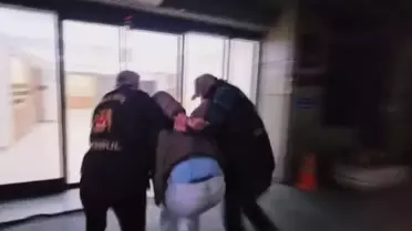 Beyoğlu'nda Tasma ile Gezen Kadın Olayı