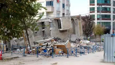 Kocaeli'deki Devrilen Binada Kurtarma Çalışmaları Devam Ediyor