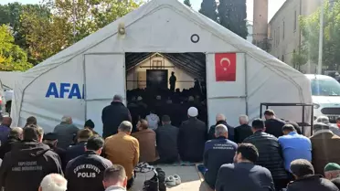 Sındırgı'da Deprem Nedeniyle Cuma Namazı Çadırlarda Kılındı