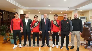 Dünya şampiyonu güreşçiler RTÜK'ü ziyaret etti