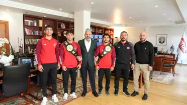 Dünya şampiyonu güreşçilerden RTÜK'e ziyaret