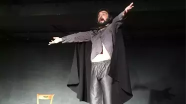 Bir Delinin Hatıra Defteri Yeniden Sahneye Çıkıyor