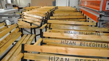 Hizan'da Öğrencilerden Sosyal Alanlara Bank Üretimi