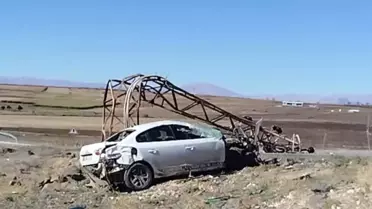 Siverek'te Kaza: Elektrik Direğine Çarpan Araç Devrildi