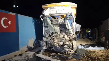 Kamyon Tırla Çarpıştı: Sürücü Hayatını Kaybetti