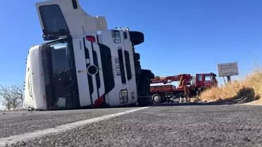 Suruç'ta Tır Devrildi, D-400 Kapandı