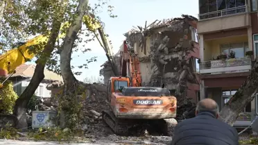 Sındırgı'da Deprem Yıkımı Sürüyor