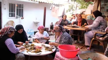 Turgutlu Kadınları Gazze İçin Sarma Yapıyor