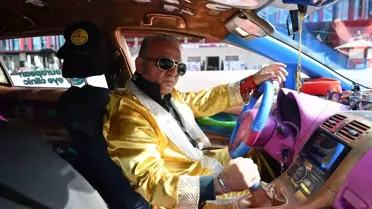 Tiran'da Elvis Temalı Taksi Şoförü