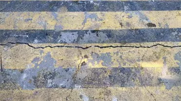 Binanın kolonları patladı, zeminde ise kayma ve çatlak var