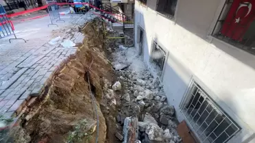 Avcılar'da Kaldırım Çöktü, Yaralı Yok