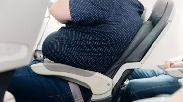 Hava yolu şirketi artık kilolu yolculardan 2 koltuk parası alacak