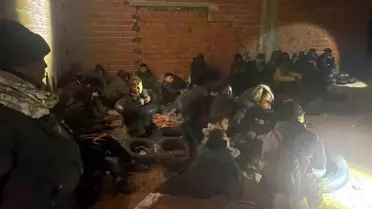Çeşme'de Metruk Binada 29 Düzensiz Göçmen Yakalandı