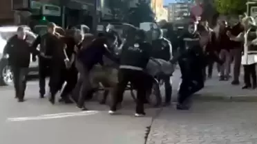 Zabıtalar, seyyar satıcının arabasını almak isteyince olanlar oldu