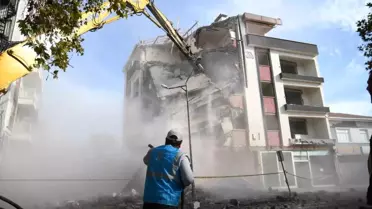 Balıkesir'de Deprem Sonrası Yıkım ve Enkaz Kaldırma Çalışmaları Devam Ediyor