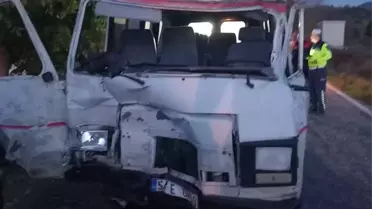 Traktör-Minibüs Çarpıştı: 3 Yaralı