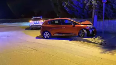 İnegöl'de Kaza: Otomobil Beton Direğe Çarptı