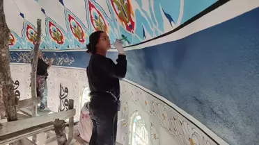 Kadın Nakkaşlar Camileri Süsleyerek Güçleniyor