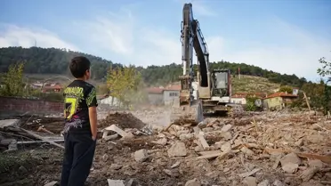 Sındırgı'da Depremde Hasar Tespiti ve Yıkım Çalışmaları