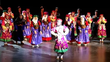 Ekin Dans Topluluğu Erzurum'da Geleneksel Gösteri Düzenledi