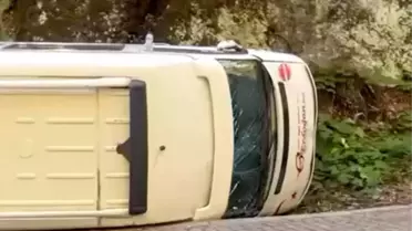 Yedigöller'de Yolcu Olmayan Minibüs Devrildi