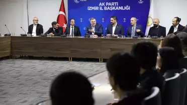 AK Parti İzmir'de Yeni Üyelere Rozet Takdim Etti