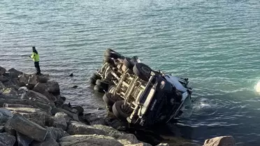 Hazar Gölü'ne Devrilen Otomobilin Sürücüsü Yaralandı