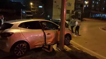 Bursa'da Kaza: Otomobil Refüje Çarptı