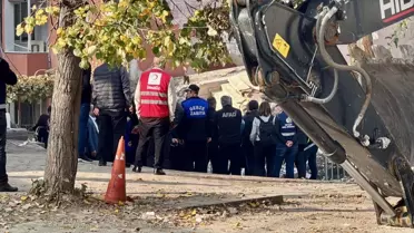 Gebze'de bina çökmesi sonrası enkaz kaldırma çalışmaları devam ediyor