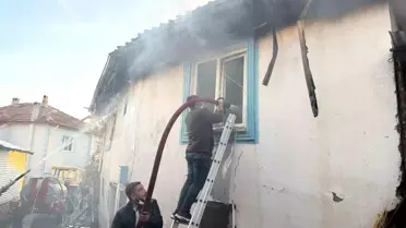 Kütahya'da yangın: İki ev ve bir ahır kullanılamaz hale geldi