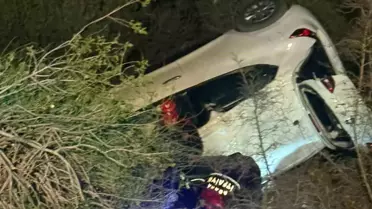 Adana'da Otomobil Devrildi, Sürücü Kurtarıldı