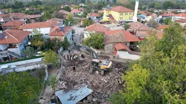 Sındırgı'da Deprem Yıkımı Hızla Devam Ediyor