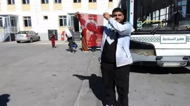Suriyeli Geri Dönüşte Türk Bayrağını Öptü