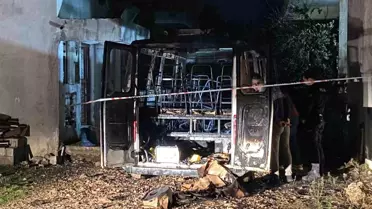 Antalya'da Park Halindeki Minibüs Yandı