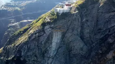 Artvin'de Okulun Altından Kopan Dev Kaya, Öğrencilerde Panik Yarattı