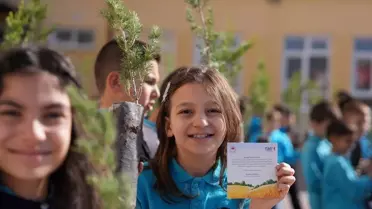 Beypazarı'nda Çocuklara Fidan Hediye Edildi
